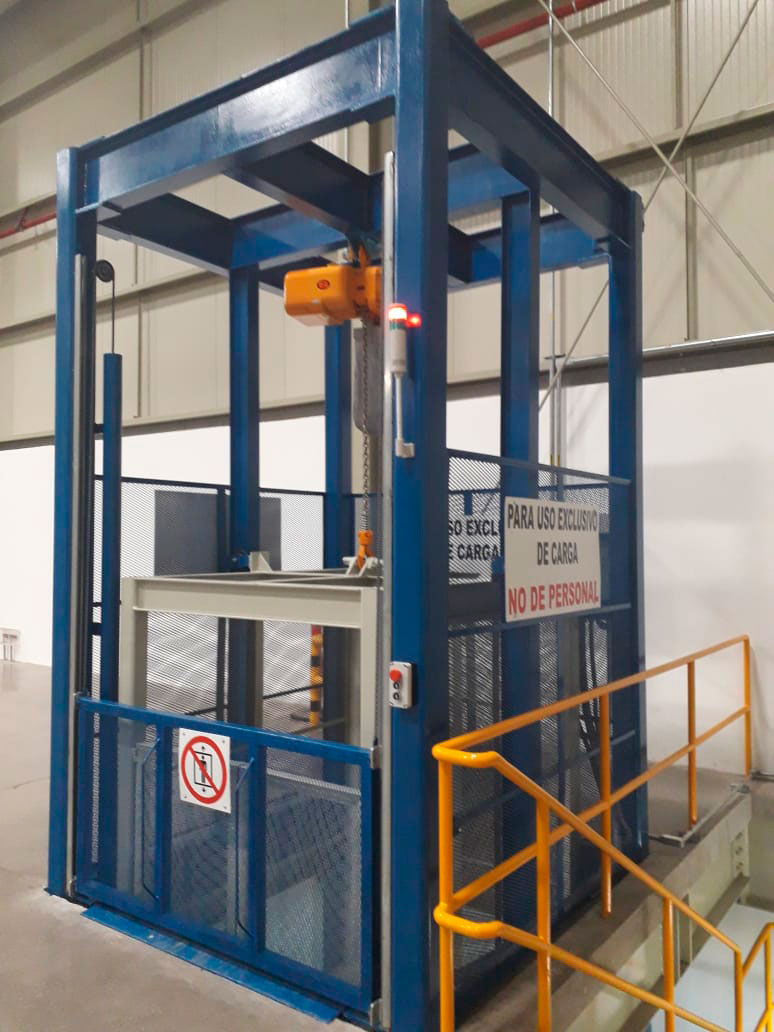 Ascensor hidráulico para carga y uso industrial