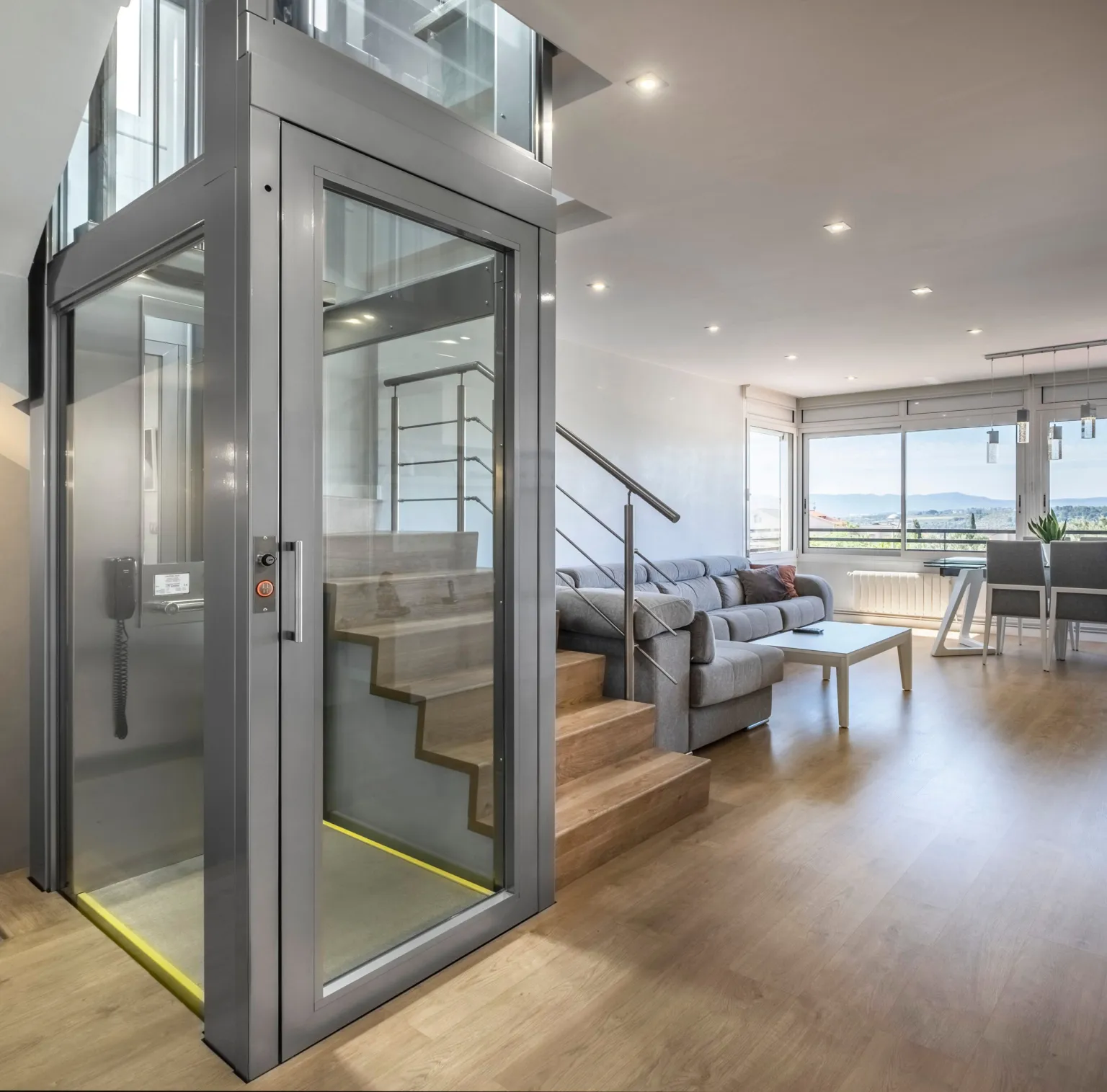 Ascensor hidráulico residencial instalado en una casa moderna